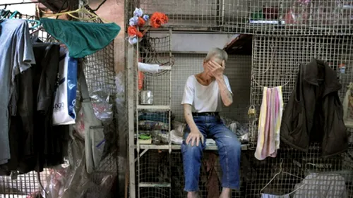 Oameni care trăiesc în cuști în Hong Kong. FOTO