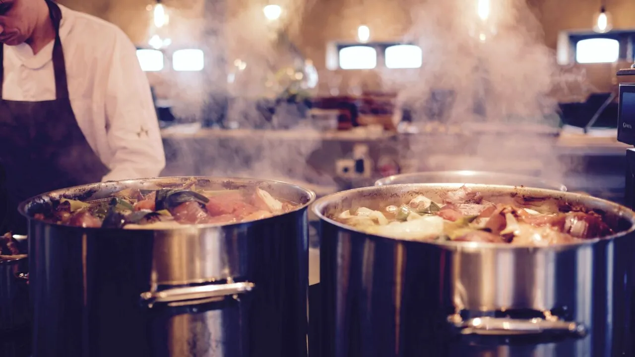 Se zbate în CASTRON! Ce a găsit un client într-o supă la restaurant. „Mi-e rău când mă gândesc”