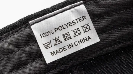 Pericolul din spatele produselor „MADE IN CHINA” vândute în magazinele online. Substanțe interzise au fost găsite în haine, jucării și cosmetice