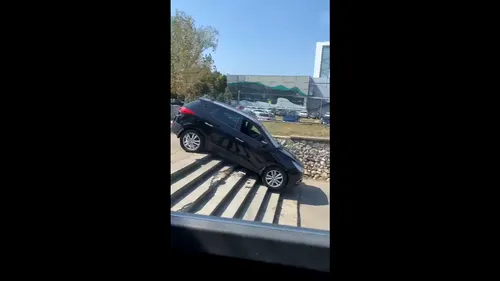 Un constănţean a fost filmat în timp ce cobora scările cu mașina