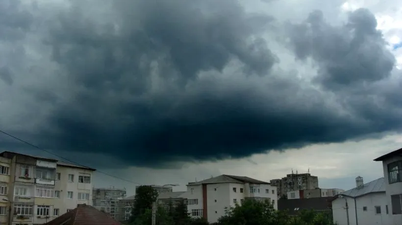 ALERTĂ METEO: Cod galben de ploi torențiale, grindină și vânt în aproape toată țara. Până când este valabilă avertizarea