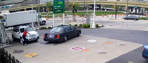 Cum a reușit o tânără să oprească un bărbat care încerca să îi fure mașina. VIDEO