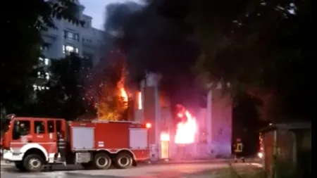 INCENDIU puternic izbucnit la o clădire din Centrul Civic al Capitalei