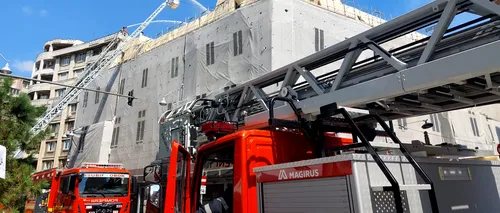 FOTO - Incendiu la o clădire monument istoric, situată pe Calea Victoriei / La fața locului acționează 10 mașini de pompieri