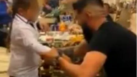 Imagini revoltătoare. Nepotul unui temut interlop din Craiova fumează de zor la o petrecere cu manele. Puștiul are doar 6 ani. Poliția a deschis dosar penal