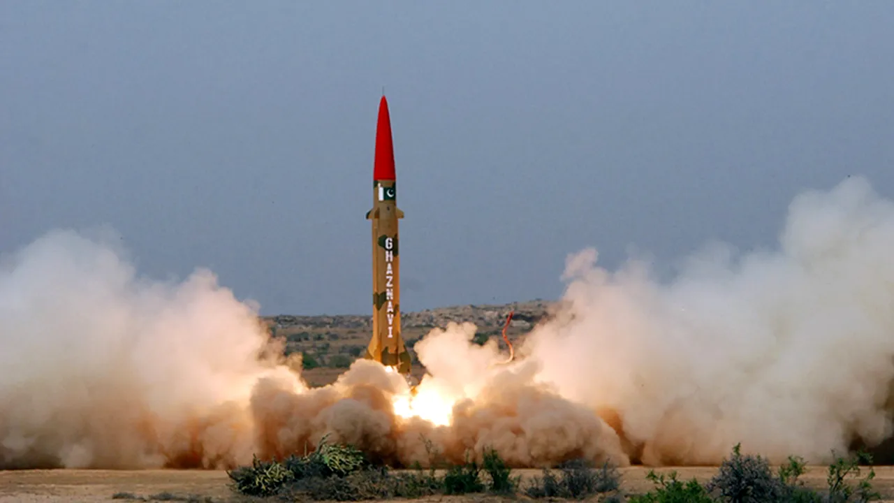 Singura putere nucleară din lumea musulmană anunță testarea cu succes a unei rachete care poate transporta ogive nucleare