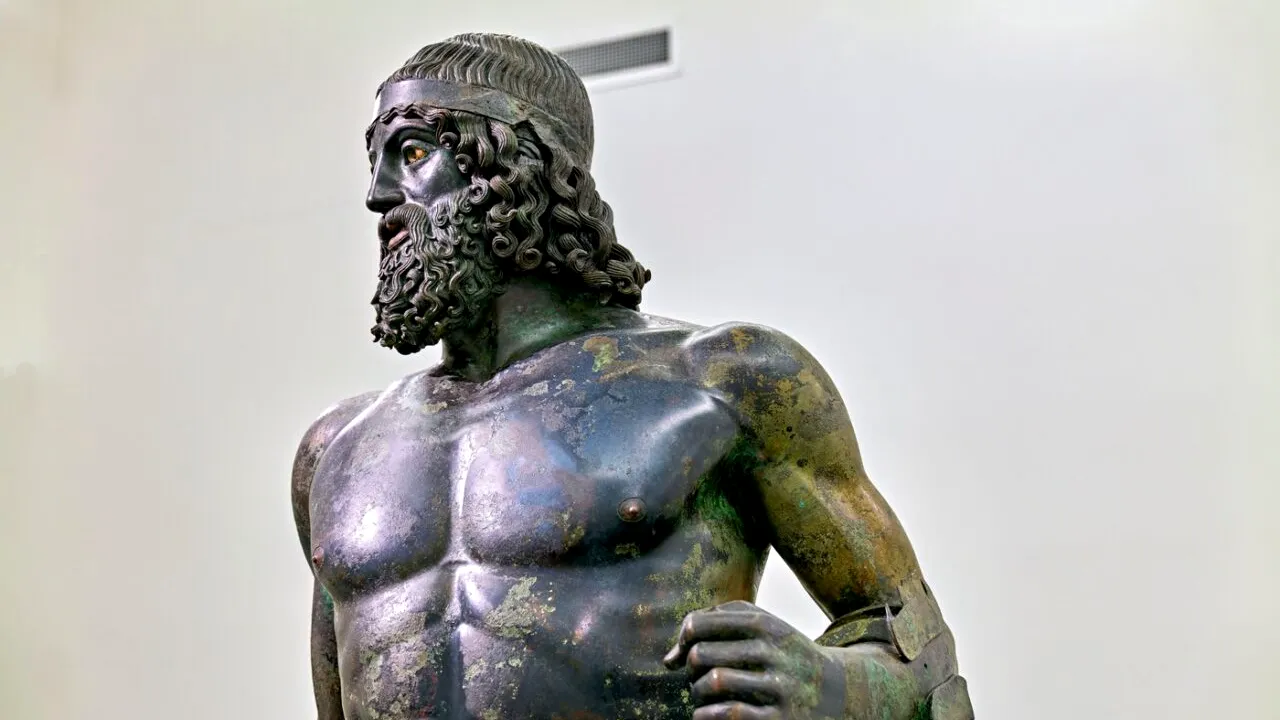 Misterul celor două statui grecești din bronz, vechi de peste 2.400 de ani, descoperite în Italia în 1972: pe cine reprezintă și cum au ajuns pe fundul mării