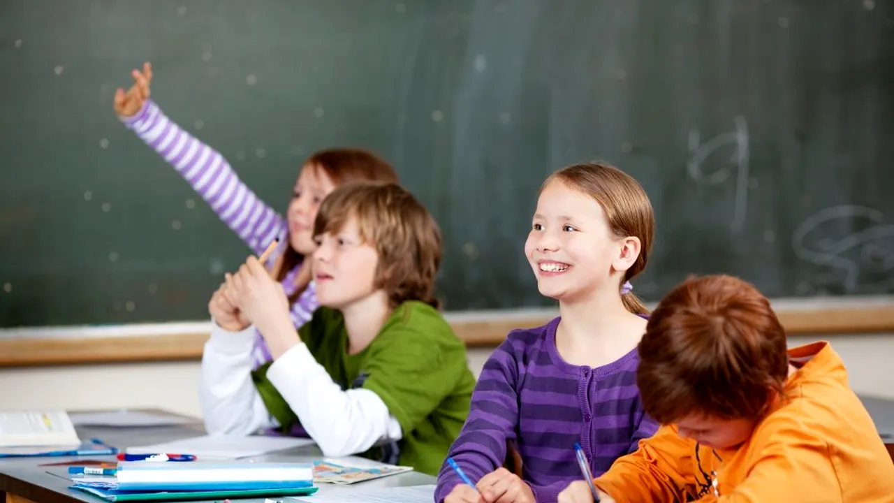 Sondaj: Doar unul din trei părinți își va trimite copiii la școală cu haine și încălțăminte noi. Ce buget alocă pentru începutul anului școlar