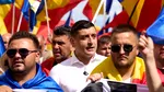 AUR a mărșăluit cu steaguri tricolore/ Simion îi numește „PAPAGALI” pe președinte și premier: „Nu au câștigat nimic anulând alegerile și fraudându-le”