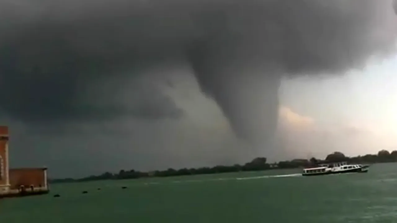 VIDEO - TORNADĂ la VENEȚIA. Zeci de nave au fost răsturnate și mai mulți copaci au fost smulși din rădăcini