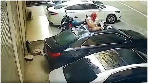 VIDEO. O tânără îmbrăcată pe jumătate a căzut de la etaj, în timpul unei partide de amor