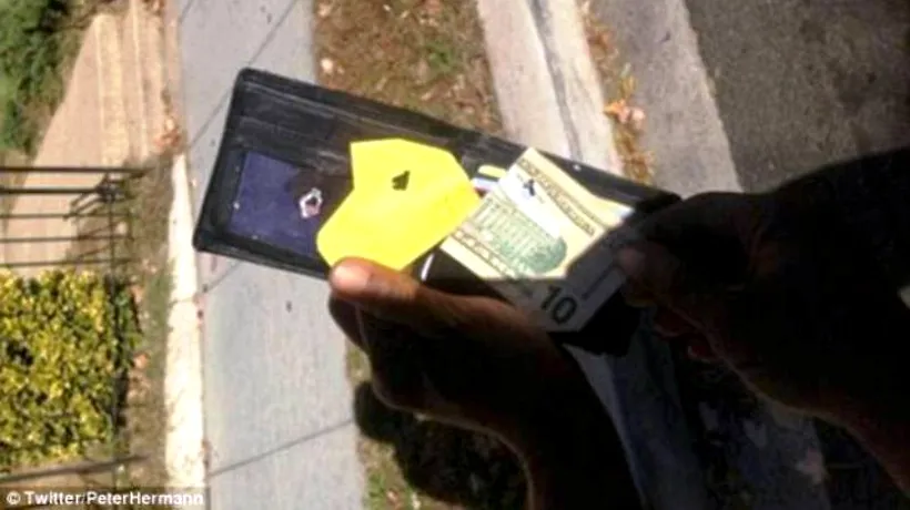 Cum a fost salvat un bărbat de portofelul și de telefonul său mobil