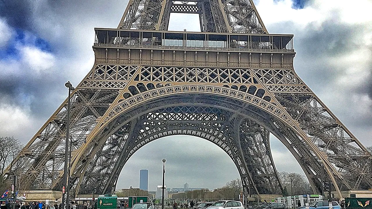 Un român a criticat Parisul și tot TikTok-ul a luat foc. „Dați mii de euro să vedeți șobolani și mormanul ăla de fiare”