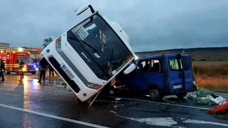 Plan roșu de intervenție la Lețcani! Șofer mort după un accident grav între un TIR, un autocar și un microbuz