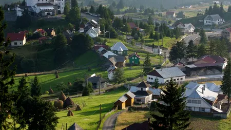 Comuna din România unde elevii învață la pensiune pentru că școala nu e gata