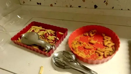 Au crezut că nu văd bine! Ce au primit să mănânce doi turiști români, la „all-inclusive”, într-un hotel de 5 stele din Bulgaria