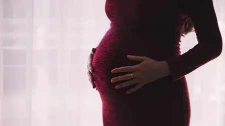 Experiența traumatizantă a unei femei însărcinate, care a primit un rezultat COVID-19 fals-pozitiv: Un medic mi-a spus că s-a produs o greșeală. M-a marcat pe viață