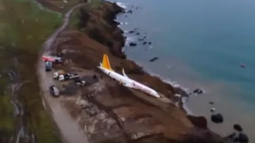 Incident grav în Turcia. Un avion de pasageri a ieșit de pe pistă și a fost aproape să se scufunde în apele Mării Negre. FOTO și VIDEO