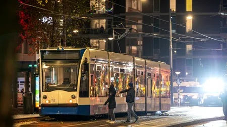 Încă o noapte de VIOLENȚE la Amsterdam: Un tramvai incendiat, bătăi cu poliția și focuri de armă