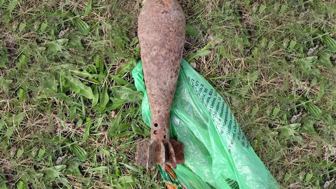 Pericol la școală. O elevă a adus un obuz din Al Doilea Război Mondial. Ce a făcut profesorul de istorie al liceului