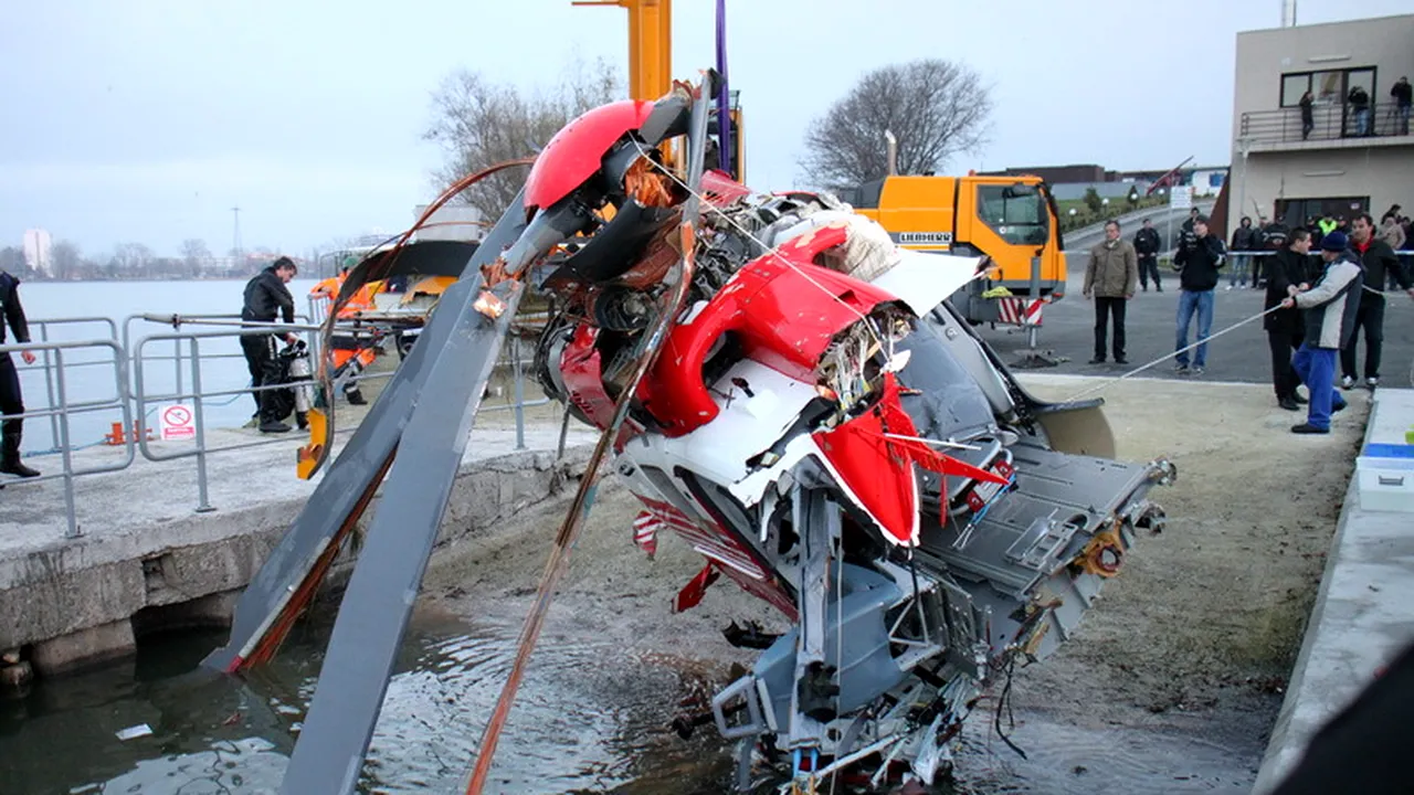 Procurorii cer date despre zborul elicopterului SMURD înaintea prăbușirii și ridicarea unor obiecte