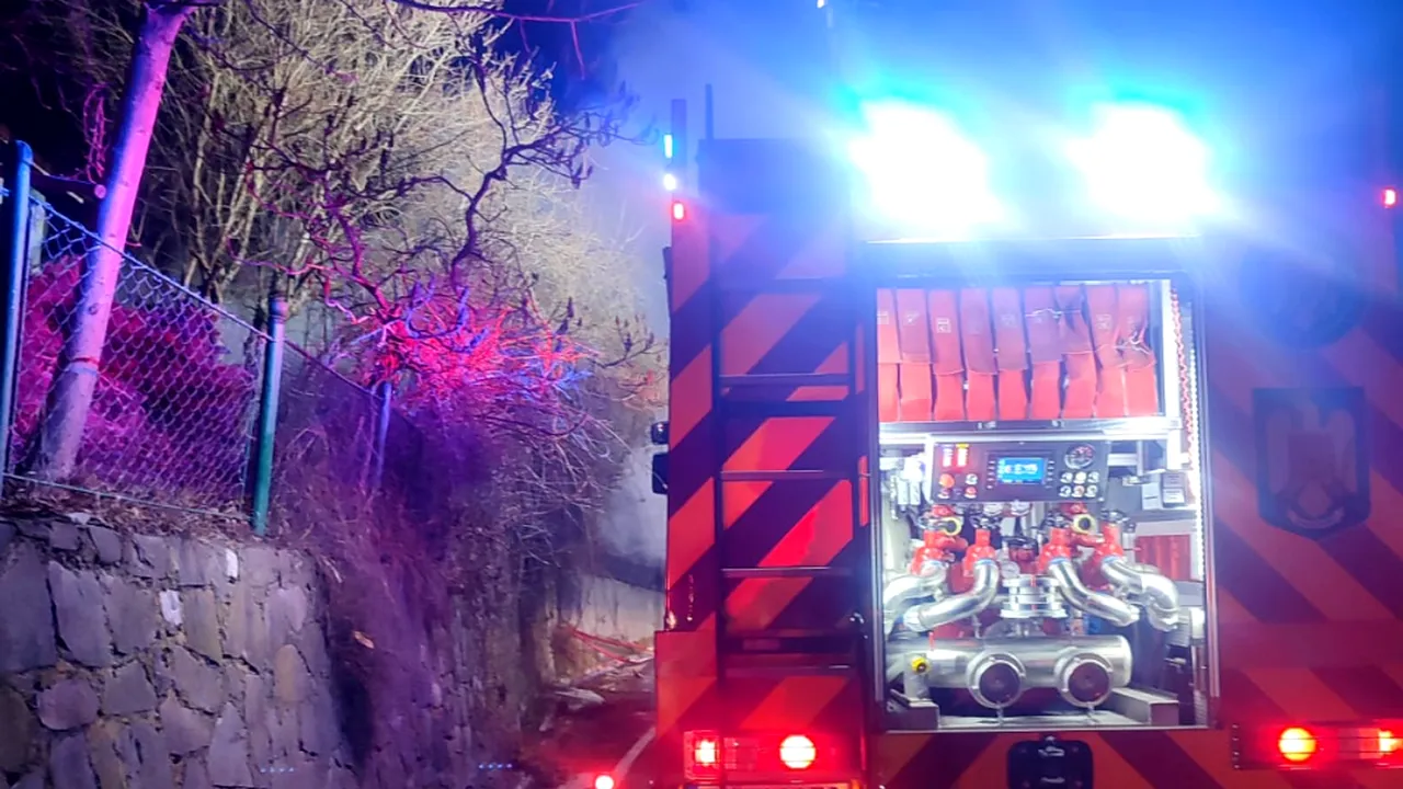 A sfârșit în casa cuprinsă de flăcări. Un incendiu a mistuit o casă din Prahova