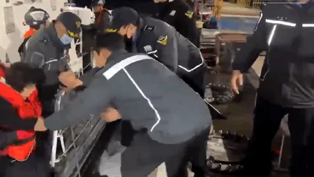 Un feribot cu 270 de persoane la bord a eșuat pe o insulă nelocuită din Coreea de Sud. Marinarul care supraveghea cârma se uita pe telefon