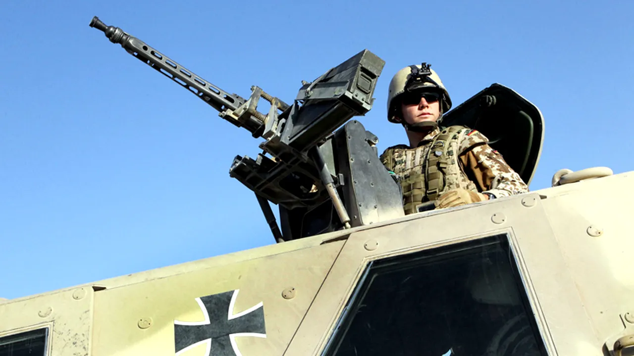 Polițiști germani din Kabul s-au fotografiat cu un steag pe care apare un cap de mort