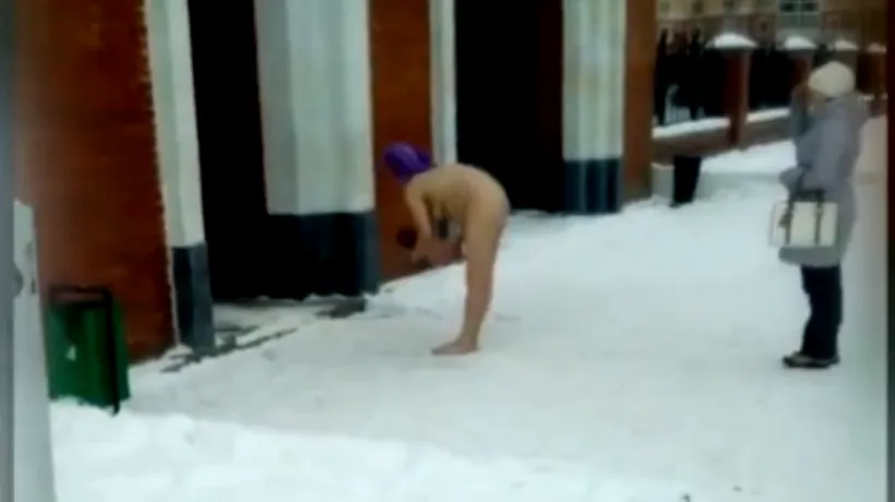 O femeie din Siberia s-a plimbat goală cu un sugar în brațe, la -12 grade Celsius, pentru a alunga spiritele rele