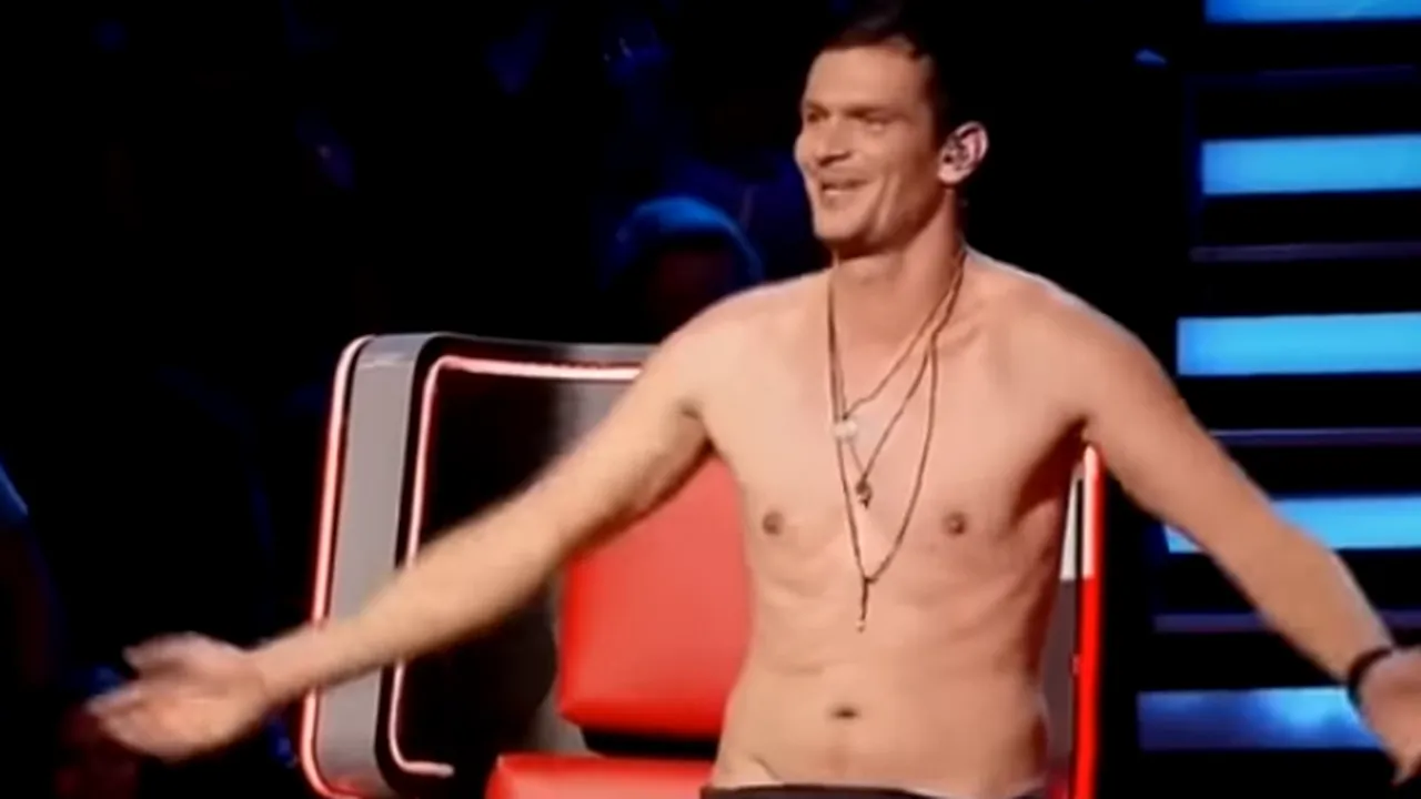 Membru CNA, după ce Tudor Chirilă s-a dezbrăcat la TV: „Cântăciosul fără voce l-a călărit semidespuiat pe colegul de platou