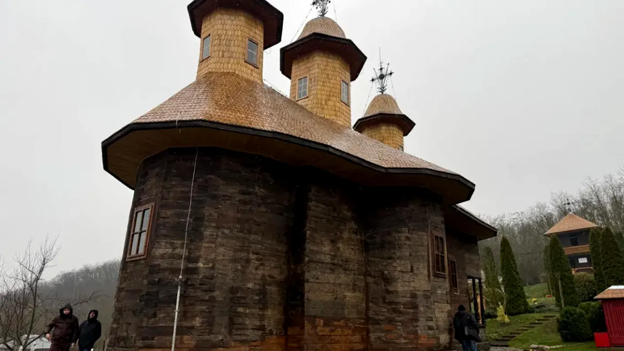 S-a încheiat restaurarea unei biserici de lemn veche de 200 de ani, din Moldova. Vezi cum arată acum capodopera arhitecturii populare