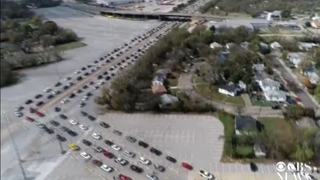 Americanii fără venituri au luat cu asalt băncile de alimente și cantinele sociale. Stau la cozi infernale, ca să primească mâncare (VIDEO)