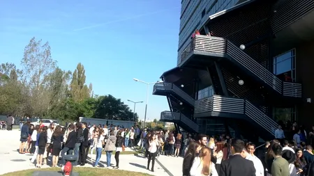 Mulțumiri lui Adrian Năstase la deschiderea anului universitar la SNSPA. Ce s-a întâmplat după ce un student a afișat mesajul  „Nu-mi place acest Guvern