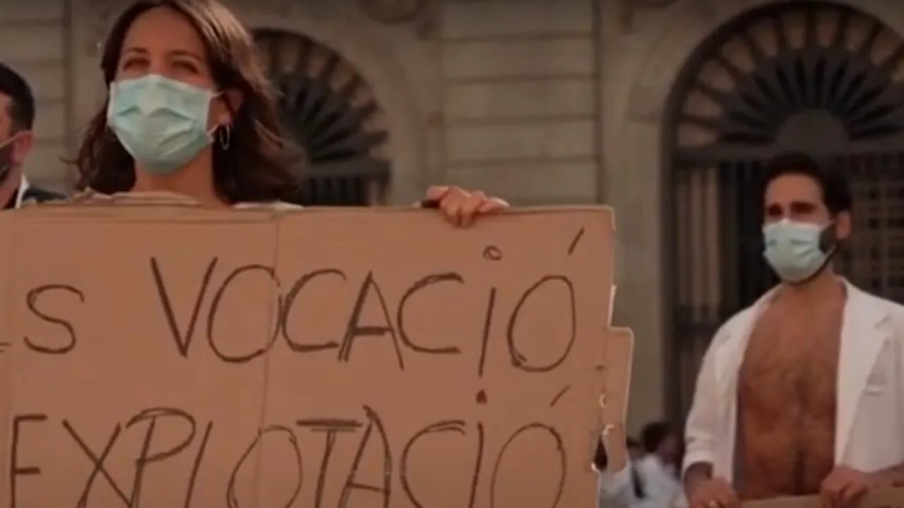 Strigătul de disperare al medicilor spanioli! Rezidenții și-au dat hainele jos la protest, pentru a arăta că au ajuns la capătul răbdării: „Asta e exploatare, nu vocație” | VIDEO