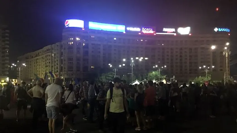 Protest în Piața Victoriei. Zeci de oameni au scandat: „PSD, ciuma roșie