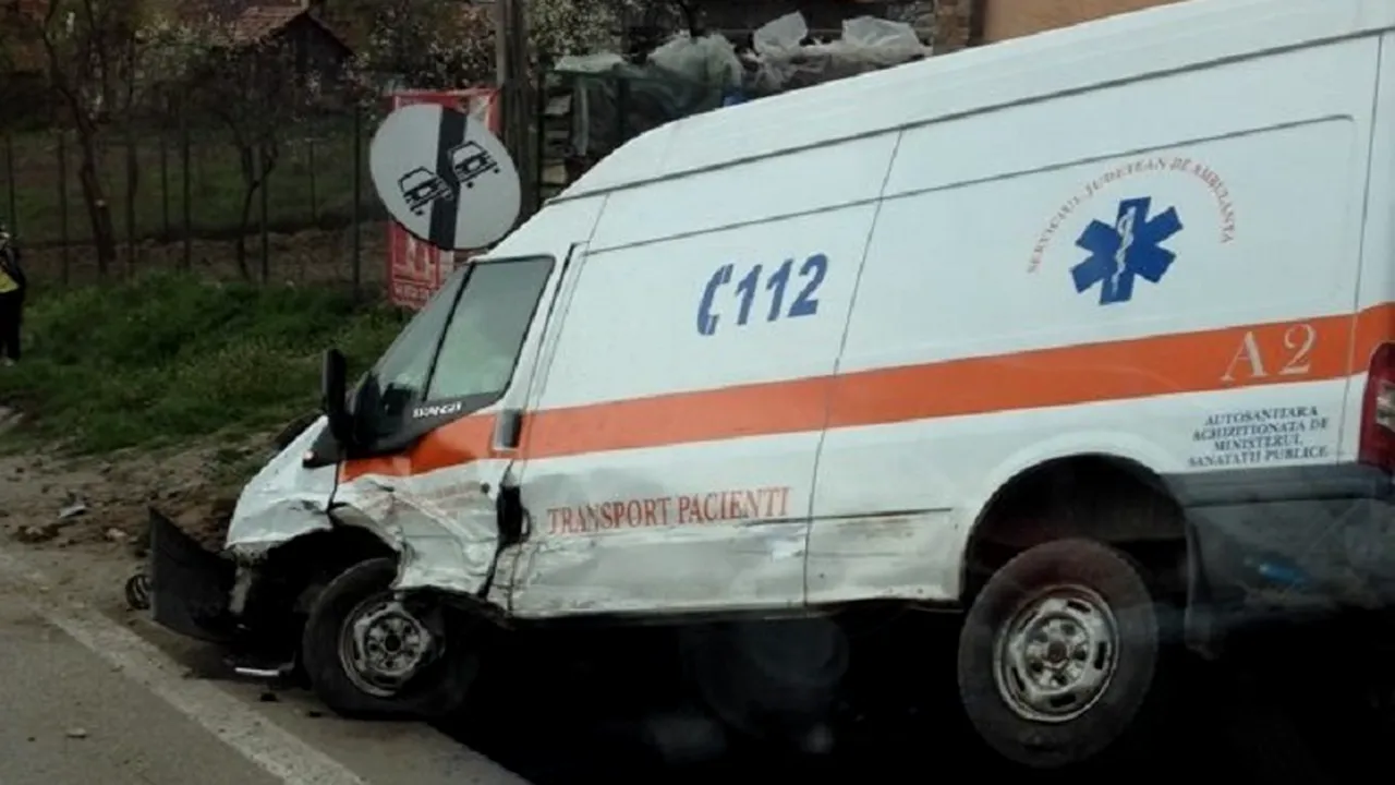 Accident grav pe DN7, în județul Vâlcea. O pacientă care se afla într-o salvare a murit