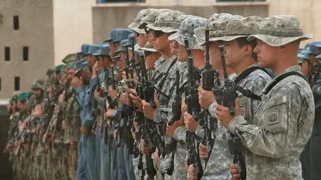 Patruzeci și patru de militari afgani au fugit din baze militare din SUA ca să muncească la negru