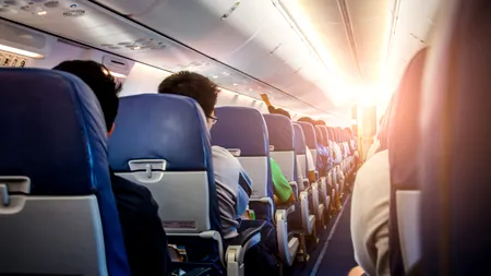 Motivul pentru care scaunele sunt albastre în majoritatea avioanelor. Pe ce loc să stai ca să te ferești de boli