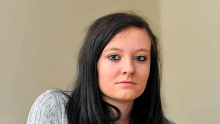 Afectiunea rară de care suferă o tânără din Marea Britanie: un simplu strănut îi poate disloca umerii