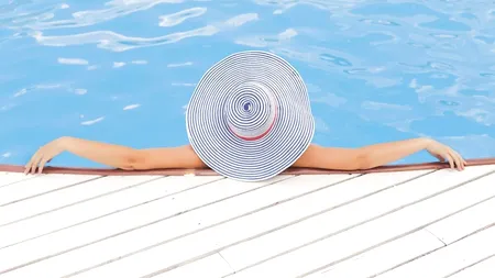 EXPLICAȚII. Rafila: Te poți infecta cu noul coronavirus în piscină?