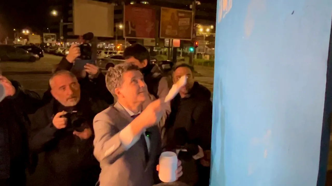 Nicușor Dan, primul candidat la lipit afișe, în miez de noapte. Declarații cu poza lui Simion în spate: „Eu MENȚIN ce am afirmat”
