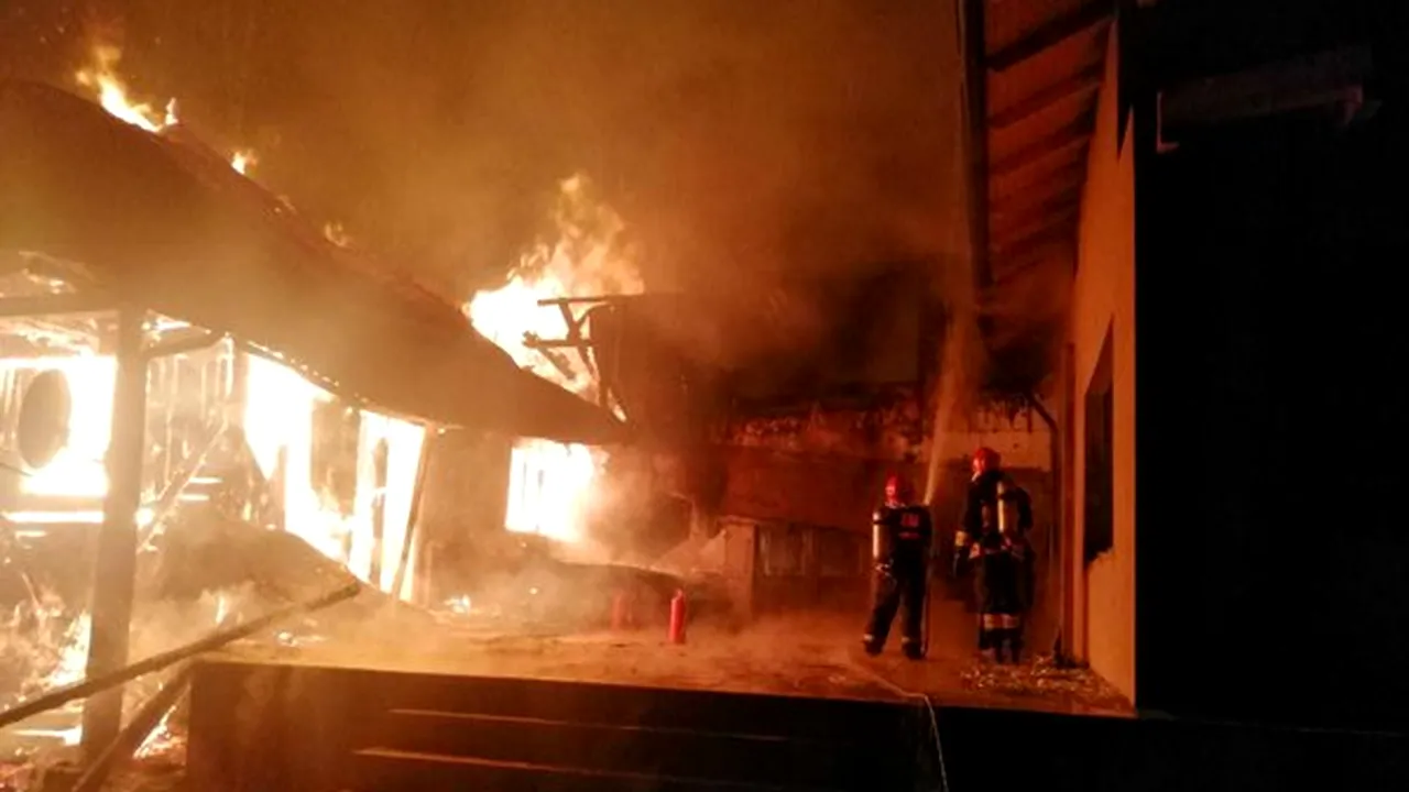 Incendiu la o cabană din Bacău. Cinci persoane s-au autoevacuat FOTO