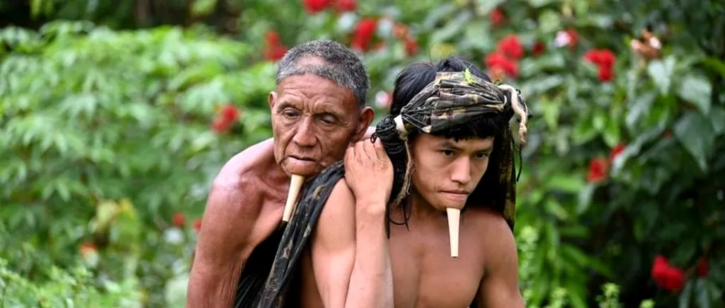 Imaginea cu un tânăr din pădurea amazoniană, care și-a purtat tatăl în spate pentru a ajunge la un centru de vaccinare, a ajuns virală pe internet