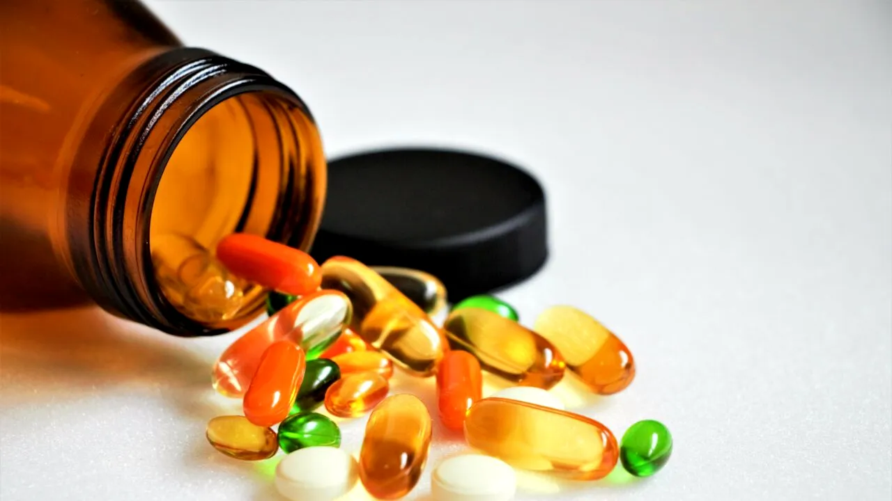 Medicamente expirate vândute cu 3 lei și mâncare ținută lângă otravă de șoareci, într-un târg din București