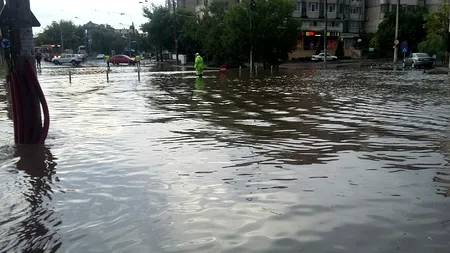 Imagini de coșmar la Galați: Mașini luate de apă și străzi inundate, după o ploaie torențială. Galerie FOTO