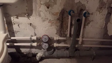 S-au apucat să renoveze o baie, însă au făcut o descoperire neașteptată. Ce au găsit doi instalatori sub o cadă. „Cine ar face așa ceva? E nebunesc