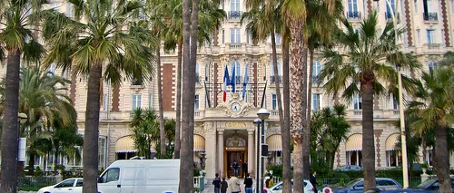 Legendarul hotel Carlton din Cannes își vinde mobilierul de lux. Cel mai ieftin obiect costă 40 de euro
