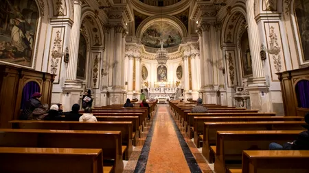 De râsul lumii! Ce a pățit un român, după ce a fost prins făcându-și nevoile într-o biserică din Italia, de față cu enoriașii