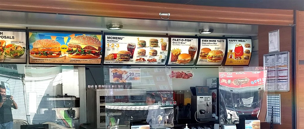 Ireal cât costă un hamburger la McDonald's în Bulgaria. Imagini realizate de un turist român în Sunny Beach