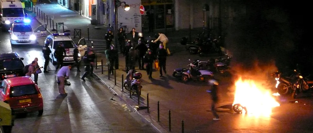 Franța, sub teroare! 62 de polițiști și jandarmi, bătuți cu bestialitate de protestatari furioși! - VIDEO